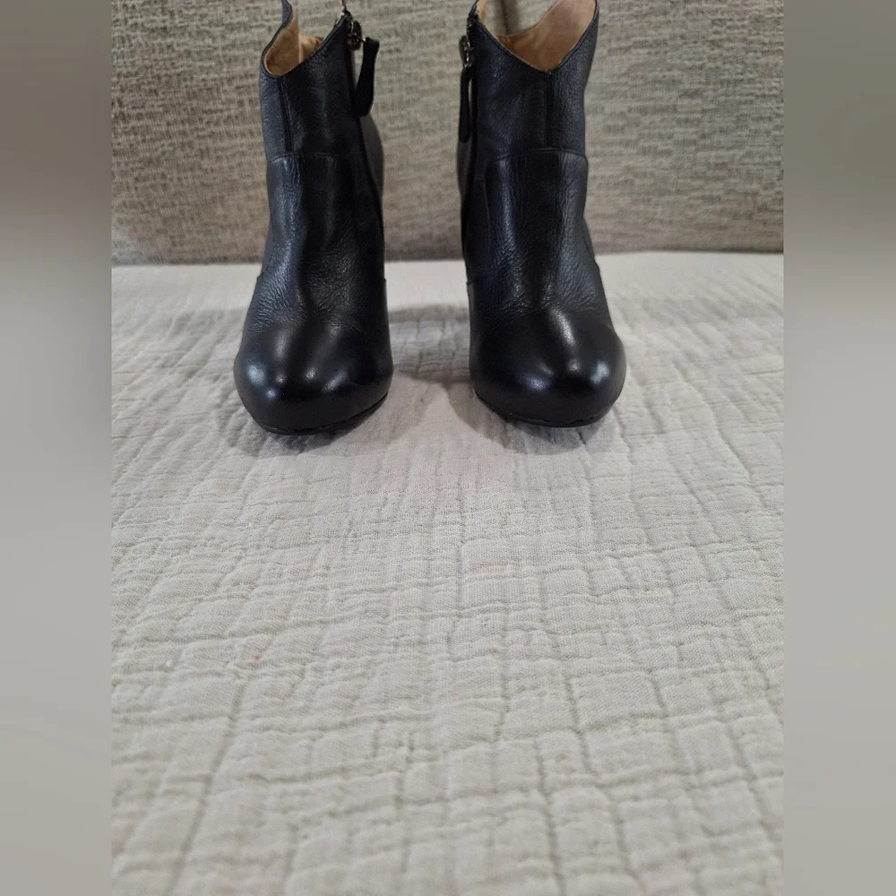 Mojo Moxy Black Ankle Booties Leather Side Zipper
